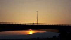 夕陽に照らされ神代橋