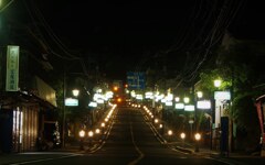 高千穂町。神社に向かって下る路。