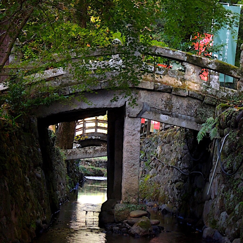 神社に流れる