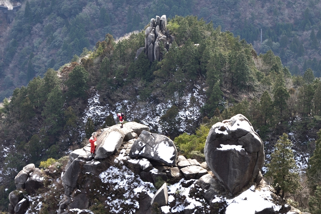 女人サンタの山