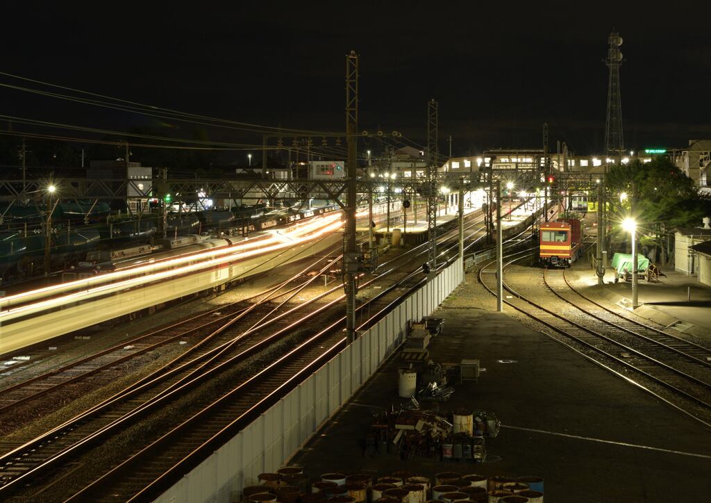 夜も働く列車たち