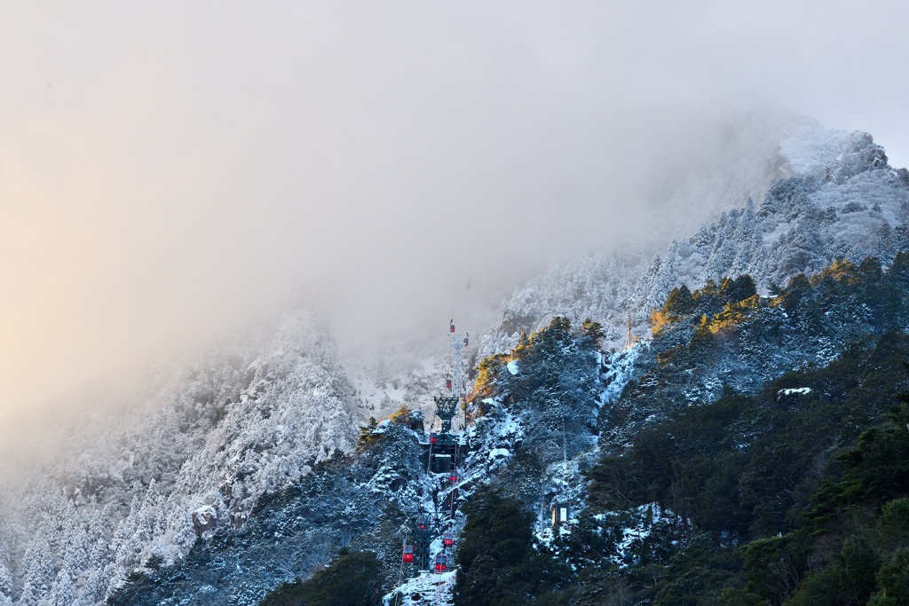 夕日差す冬山