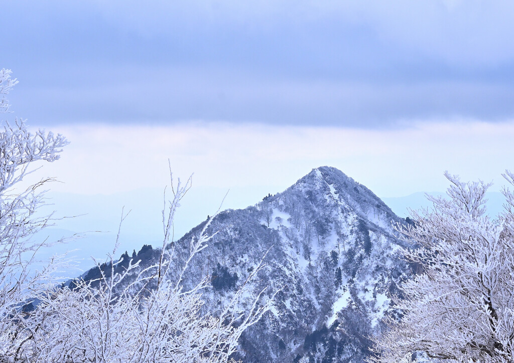 凍てつく山