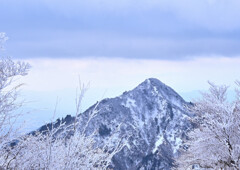 凍てつく山
