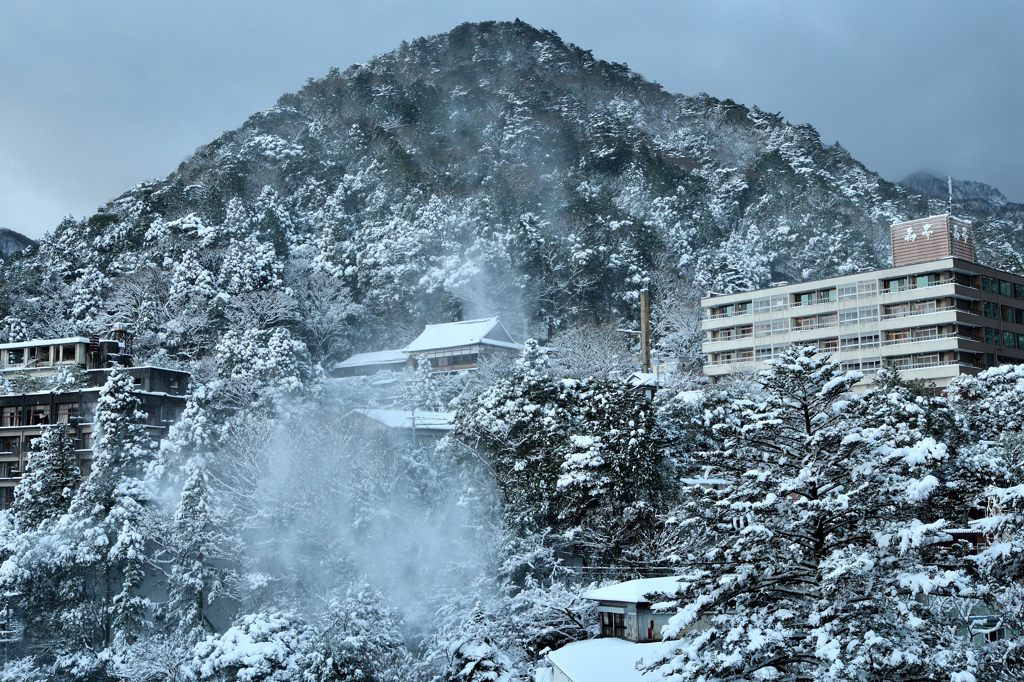 温泉の雪煙