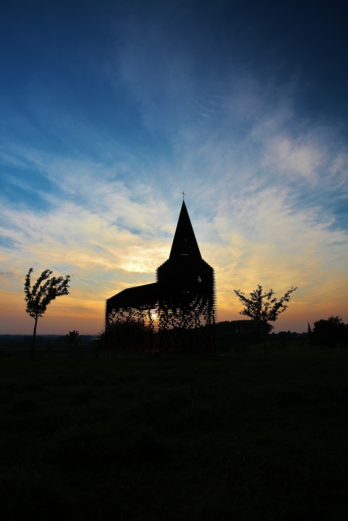 夕陽に浮かぶ、透ける教会