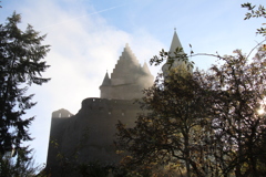 青空に浮かび上がる城のシルエット（ルクセンブルク）
