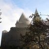 青空に浮かび上がる城のシルエット（ルクセンブルク）