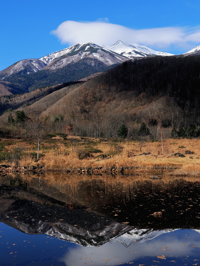 まいめの池に姿を映す冠雪の乗鞍岳