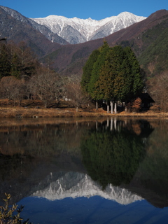 駒ヶ池に映える駒ヶ岳