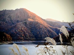 夕陽を浴びる九頭竜湖の山並