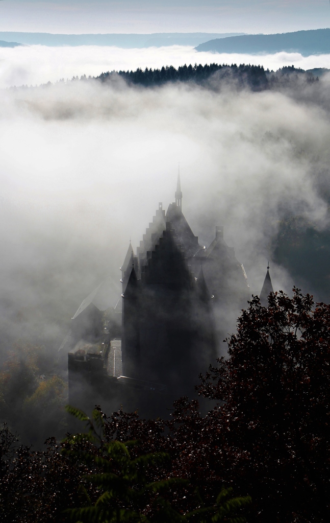 霧に浮かぶ城のシルエット