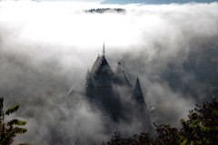 雲海から現れる古城