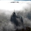 雲海から現れる古城
