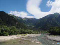 梓川、穂高連峰、白い雲