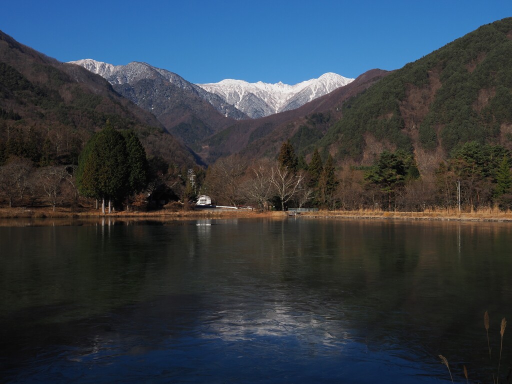 凍る駒ヶ池と駒ヶ岳