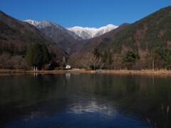 凍る駒ヶ池と駒ヶ岳