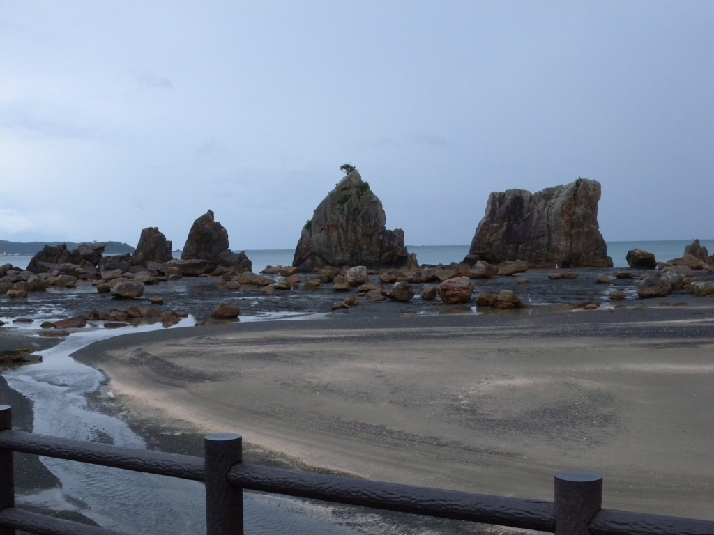 橋杭岩