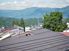 屋波と山々