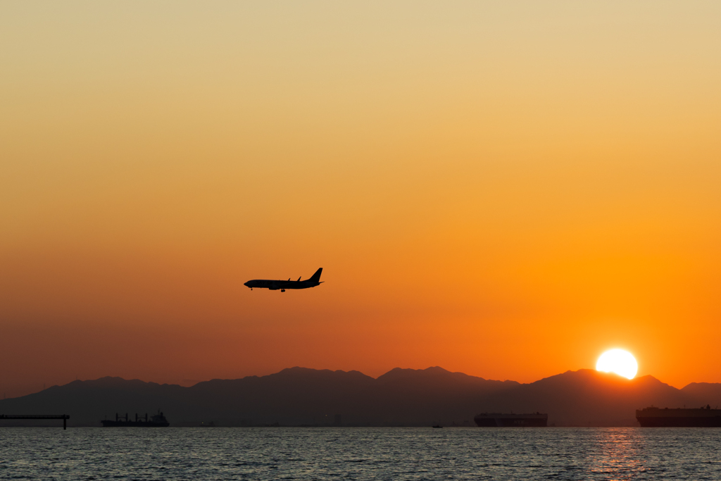 夕日と飛行機