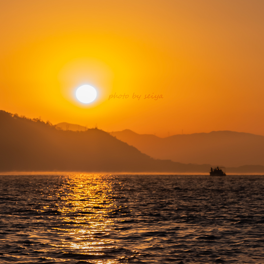 海の上から見る朝日