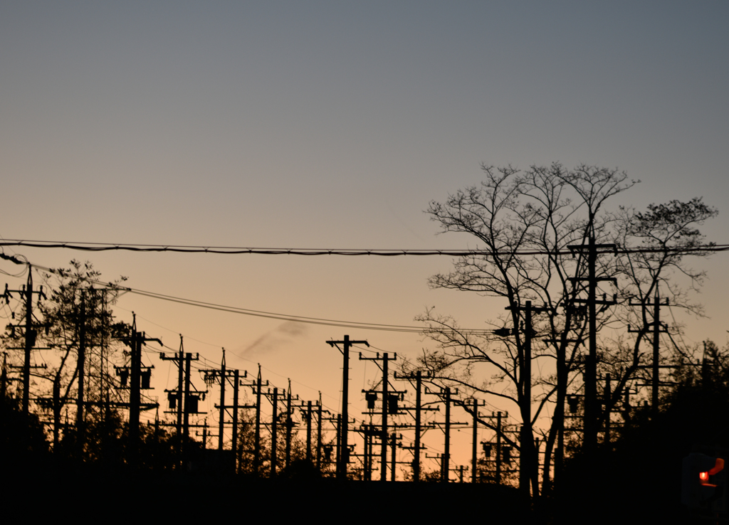 電柱のある夕暮れ