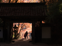 香積寺、山門にて