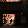 香積寺、山門にて