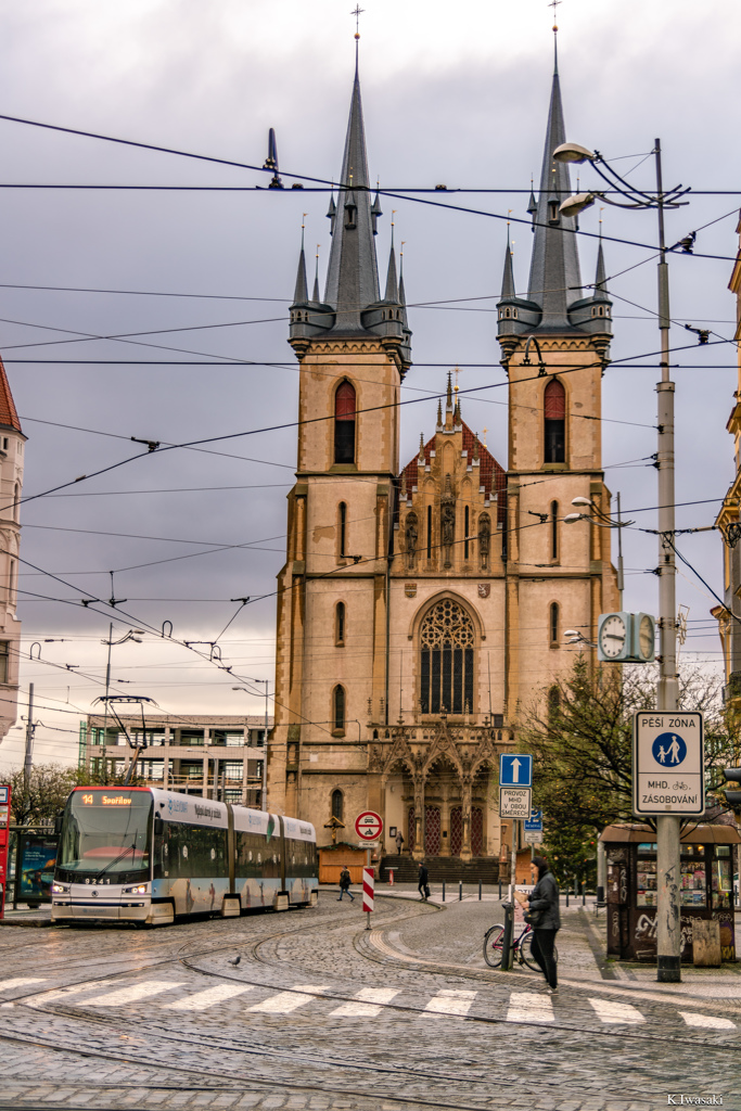 教会の前を走行するプラハのトラム