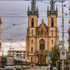 教会の前を走行するプラハのトラム