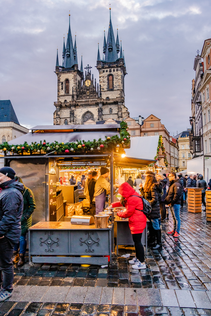 クリスマスマーケットが行われてるプラハ旧市街地
