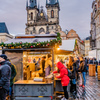 クリスマスマーケットが行われてるプラハ旧市街地