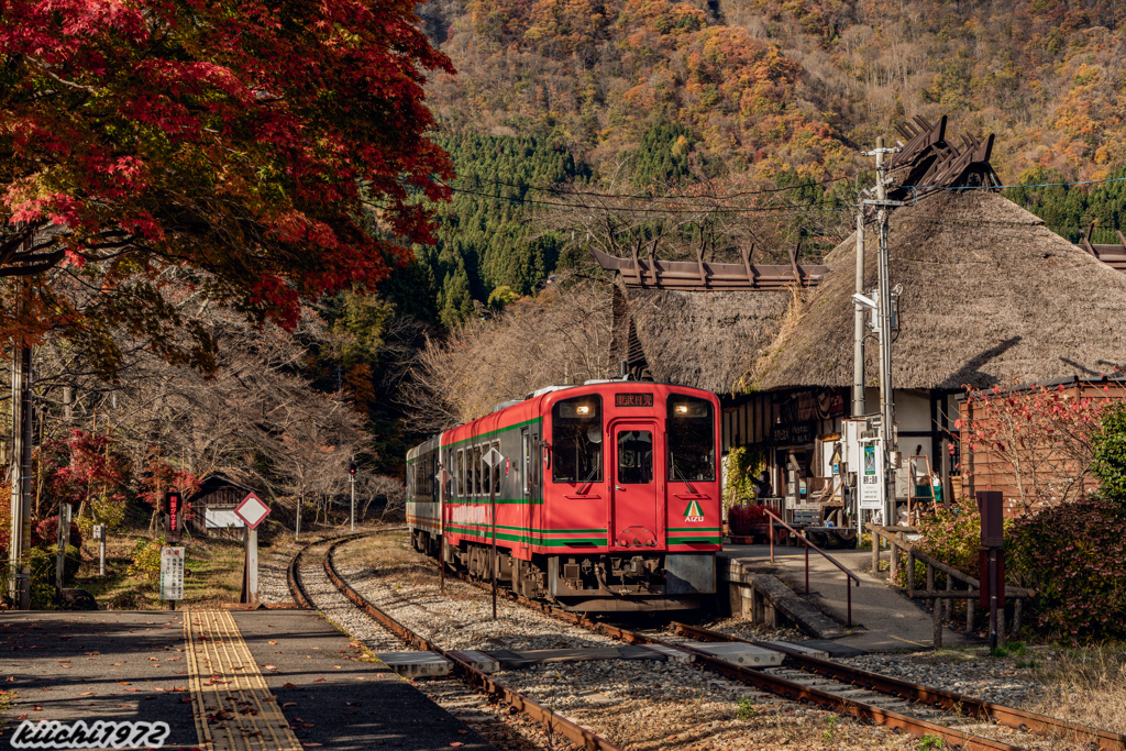 紅葉の湯野上温泉駅