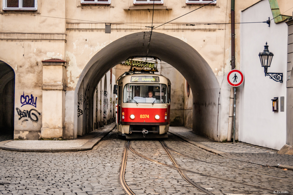 建物下のトンネルを通過するプラハのトラム
