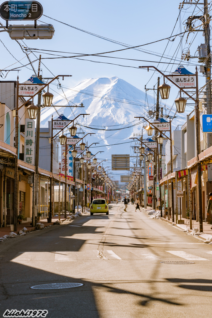 吉田本町の商店街から見た富士山