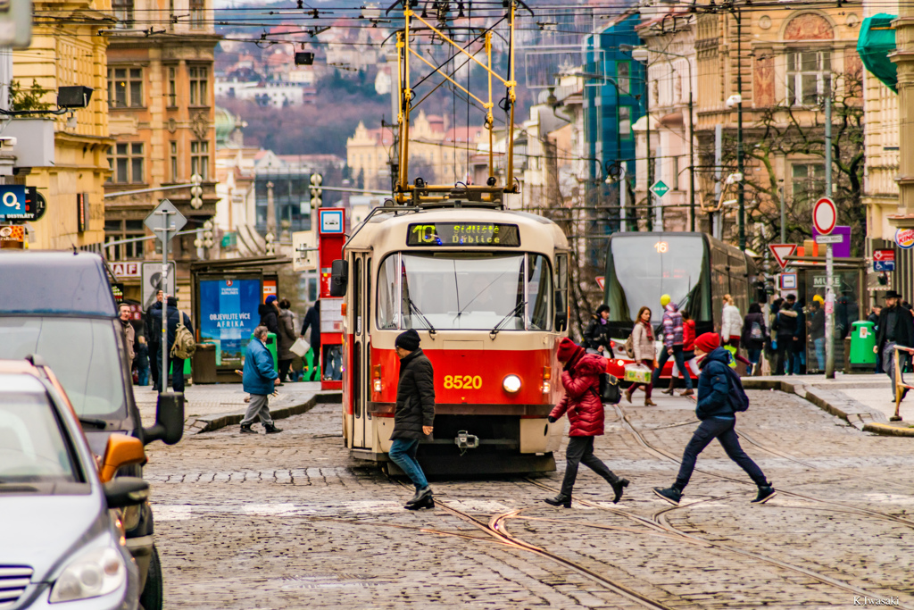 プラハ市内を走行するトラム