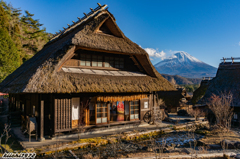 茅葺き屋根の建物と富士山（西湖いやしの里根場）