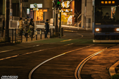 ヘッドライトに照らされる線路（大塚駅前電停：2020年2月）