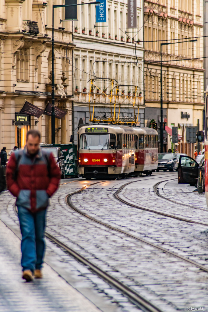 プラハの旧市街エリアを走行するトラム