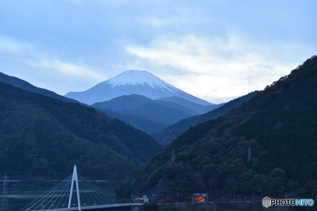 丹沢湖と富士山
