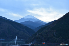 丹沢湖と富士山