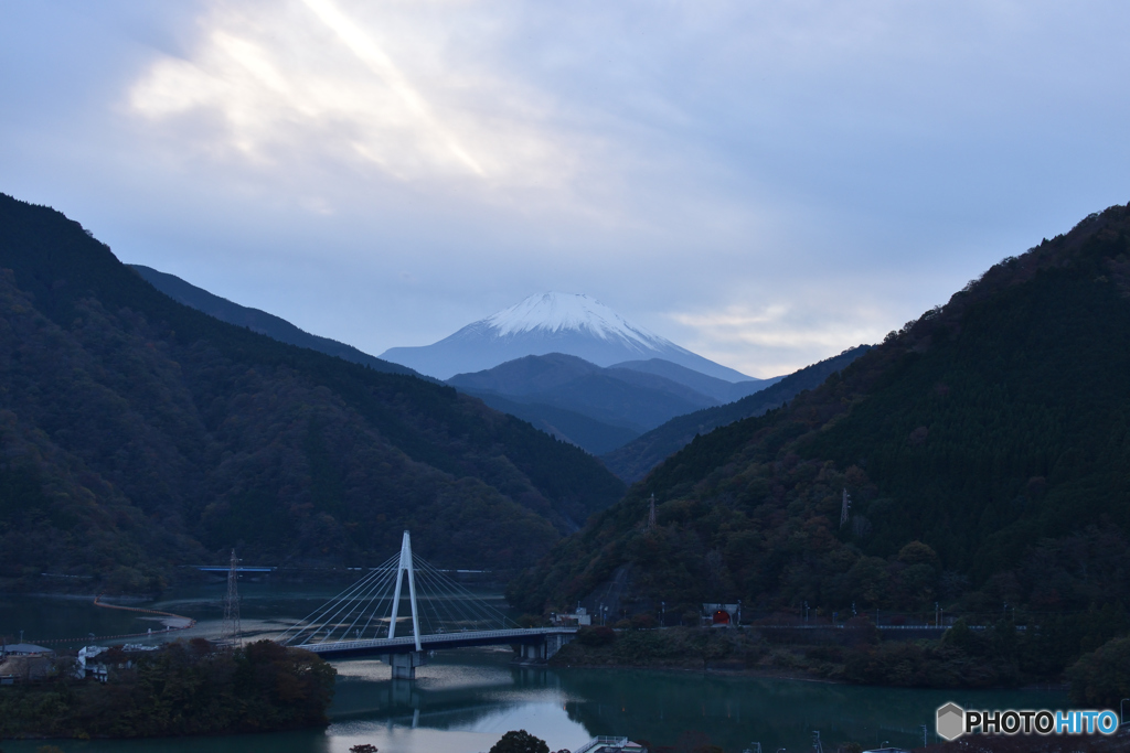 丹沢湖と富士山