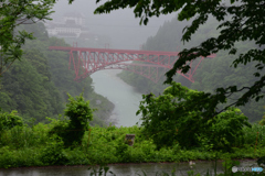 雨に煙る鉄橋