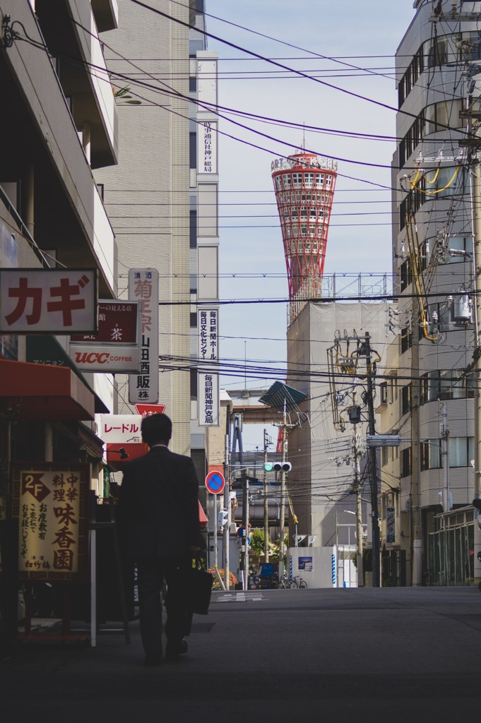 元町商店街から覗く神戸ポートタワー⚓︎