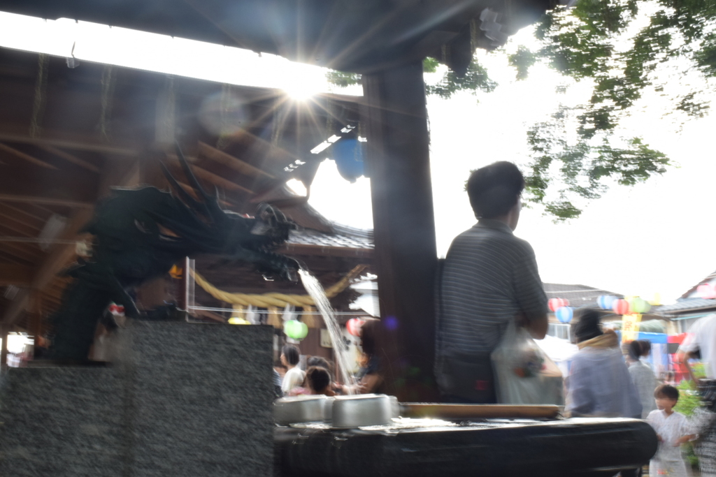 見守る龍