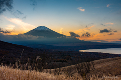 夕焼けに染まる富士山