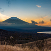 夕焼けに染まる富士山