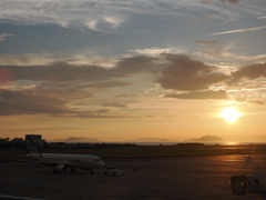 空港に沈む夕陽