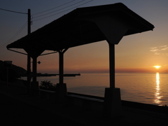 夕暮れの下灘駅