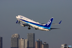 高層ビル群とともに